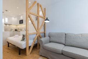 - un salon avec un canapé et une table dans l'établissement Alfama's Heart Studio by LovelyStay, à Lisbonne