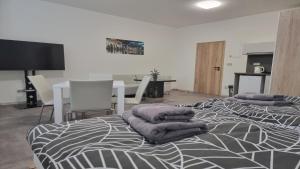 sypialnia z łóżkiem i ręcznikami w obiekcie Apartmány U Jiříka w Ostravie