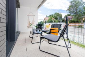 d'une terrasse avec 2 chaises et une table sur un balcon. dans l'établissement Villa Neptun - Apartamenty, à Gdańsk