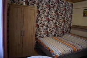 เตียงในห้องที่ Domek na wsi-agroturystyka