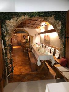 une salle à manger avec une table et une voûte dans l'établissement Gästezimmer Klinger-Tongisch, à Apetlon