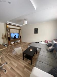 TV a/nebo společenská místnost v ubytování Open concept 1-bedroom apartment.