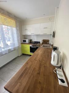 Kuchyň nebo kuchyňský kout v ubytování Open concept 1-bedroom apartment.