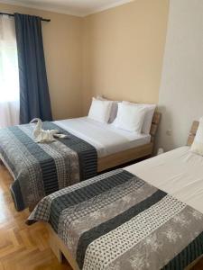 twee bedden in een hotelkamer met twee bedden bij Vila Siki in Rakari