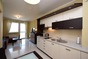Kitchen o kitchenette sa Apartament Prywatny Blisko Morza