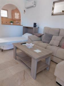 托雷莫利諾斯的住宿－Lovely apartment in Torremolinos Views of the sea, pool, terrace, sofa bed and fully equipped kitchen，带沙发和咖啡桌的客厅