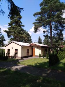 ein Haus mit einem Baum im Hof in der Unterkunft Chata pod Lysou Horou in Ostravice