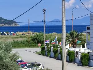 uma vista para o oceano a partir de uma rua com bandeiras em The Twelve in Iraklitsa em Iraklitsa