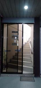 eine Glastür mit Treppe in einem Gebäude in der Unterkunft Drew Hostel in Tagbilaran