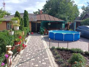 una casa con piscina nel cortile di Яновского 1к средняя a Kropyvnyc'kyj