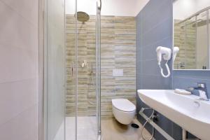 Un baño con ducha, inodoro y lavabo. en Gialli Vatican Guesthouse, en Roma