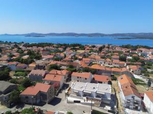 une vue aérienne sur une ville avec un lac dans l'établissement Apartment Dukic, à Sveti Filip i Jakov