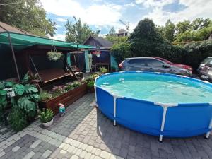 a large blue tub in a yard with a car at Яновского 2к in Kropyvnytskyi