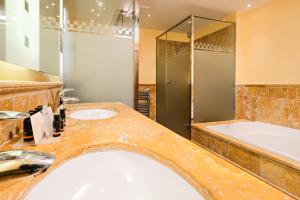 Un baño de Hotel Envia Almería Spa & Golf