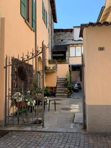 un ingresso a un edificio con cancello e sedie di Ascona, Casa Collegio - im Zentrum, am See Lago Maggiore ad Ascona