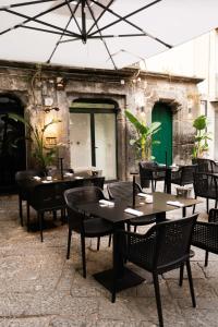 un restaurante con mesas y sillas y una puerta verde en relais metis, en Nápoles