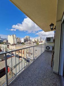einen Balkon mit Stadtblick in der Unterkunft Excelente departamento en el corazon de San Telmo in Buenos Aires