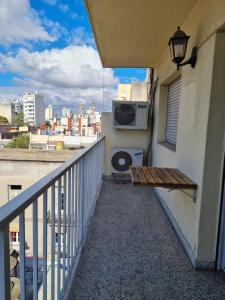 einen Balkon mit einer Bank an der Seite eines Gebäudes in der Unterkunft Excelente departamento en el corazon de San Telmo in Buenos Aires