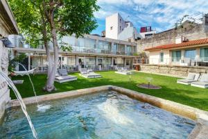 una piscina en el patio de un edificio en Oca Vitoria Village, en Oporto