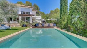 a swimming pool in front of a house at Villa Vista in Crestatx