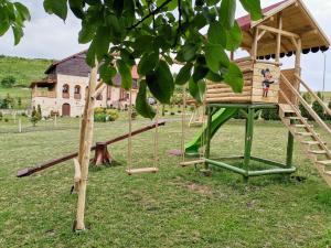 Sân chơi trẻ em tại Pensiunea La Conac