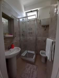 ein Bad mit einer Dusche, einem Waschbecken und einem WC in der Unterkunft GIOELE'S HOME in Scafati