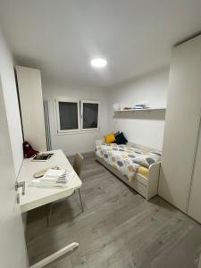 Habitación pequeña con cama y escritorio. en Sisila Locazione en Vittorio Veneto
