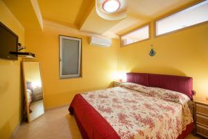 Tempat tidur dalam kamar di Casa Cinzia in Marina di Corricella