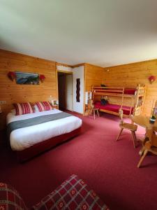 Postel nebo postele na pokoji v ubytování Logis Hotel Les Playes