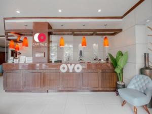 un vestíbulo de un restaurante oyo con mostrador en Capital O 719 Fuente Oro Business Suites, en Cebú