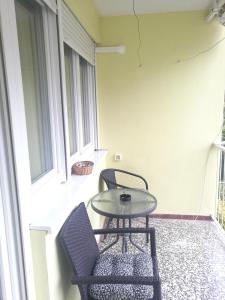 uma pequena mesa e duas cadeiras numa varanda em Pretty big double bed room with balcony em Split