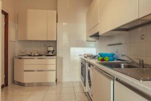eine Küche mit einer Spüle und einer Arbeitsplatte in der Unterkunft Home Terrace in Alassio