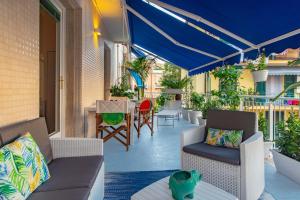 un patio con sedie e un tavolo su un balcone di Home Terrace ad Alassio