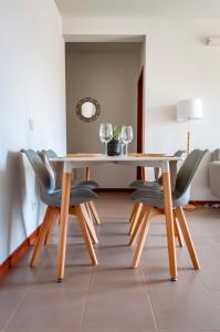 ein Esszimmer mit Tisch und Stühlen in der Unterkunft Brand New Chic Appt in Mindelo at Great Rates in Mindelo