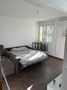 Posteľ alebo postele v izbe v ubytovaní appartement tout équipé proche de la gare de Narbonne + 1 fotografia