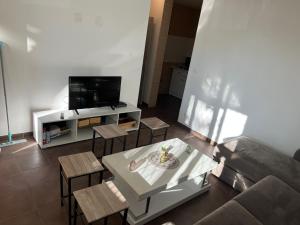 Televízia a/alebo spoločenská miestnosť v ubytovaní appartement tout équipé proche de la gare de Narbonne