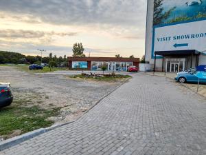 un estacionamiento frente a una sala de exposición oeste en Studio Privat Reea Olimp, en Olimp