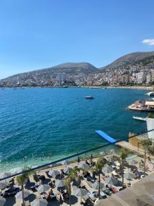 widok na plażę z parasolami i ocean w obiekcie Demi Hotel w Sarandzie