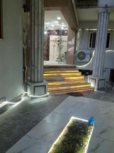 um corredor com escadas e colunas e uma porta em Zafero Studios and Apartments - Families only em Alexandria