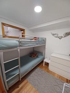 - une chambre avec 2 lits superposés dans l'établissement Bonito apartamento en Laredo, à Laredo
