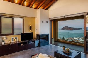 uma sala de estar com vista para o oceano em VenMar Luxury Holiday Home em Platanias