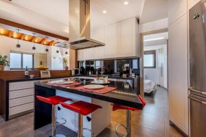 A kitchen or kitchenette at VenMar Luxury Holiday Home