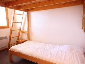 a bedroom with a bunk bed with a ladder at Charmant 3 pièces, terrasse Sud, prox. pistes, 7 pers., animaux admis - Vallandry - FR-1-411-166 in Landry