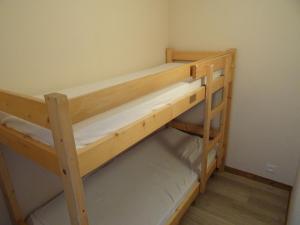 un par de literas de madera en una habitación en Appartement Peisey-Vallandry, 2 pièces, 6 personnes - FR-1-411-234 en Landry