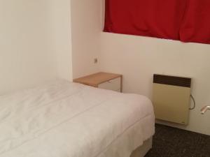 Een bed of bedden in een kamer bij Appartement Les Arcs 1800, 3 pièces, 6 personnes - FR-1-411-228