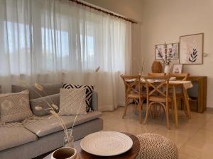 Posezení v ubytování KL SUITES LEFKADA - Feel At home NEW BOHO APARTMENT 400m from beach NIDRI TOWN CENTER