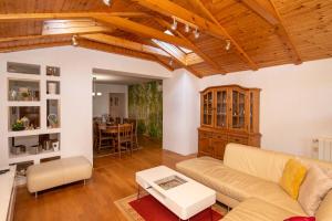 达鲁瓦尔Kod Dade的客厅里有一张沙发和一张桌子。