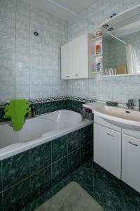 Kod Dade في داروفار: حمام مع حوض أبيض ومغسلة