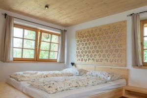2 camas en una habitación con una pared y un mural en Planinska koča na Uskovnici, en Srednja Vas v Bohinju