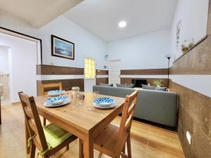 Un comedor con una mesa y un sofá. en Casa Anita by TOR, en Punta del Hidalgo